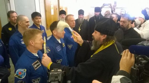 Το πλήρωμα έλαβε την ευλογία από έναν Ρώσο ορθόδοξο ιερέα πριν από την αναχώρηση για την πτήση.